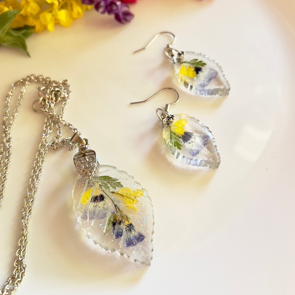 New handmade Jewelry set, pressed flower jewelry set, resin jewelry. Sold as is. - Picture 4 of 4